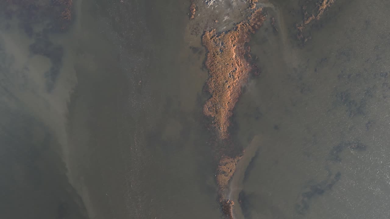 disparo de drone, plan lento en agua de aspecto sobrenatural