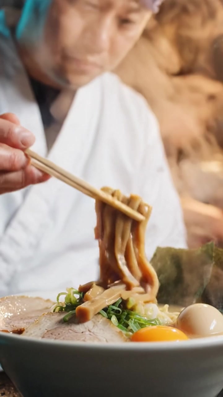 Mesterkokk tilbereder mesterlig en deilig ramenrett med ferske ingredienser, fremhever autentiske teknikker og kunstnerskap i kulinariske gleder