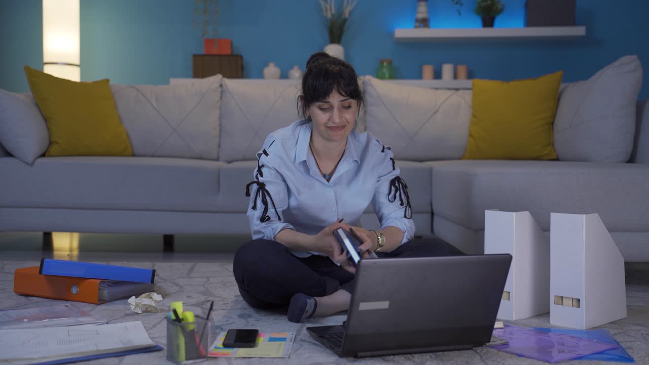 la mujer de la oficina en casa está disgustada.