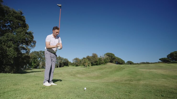 Un golfista che gioca a golf in una giornata di sole