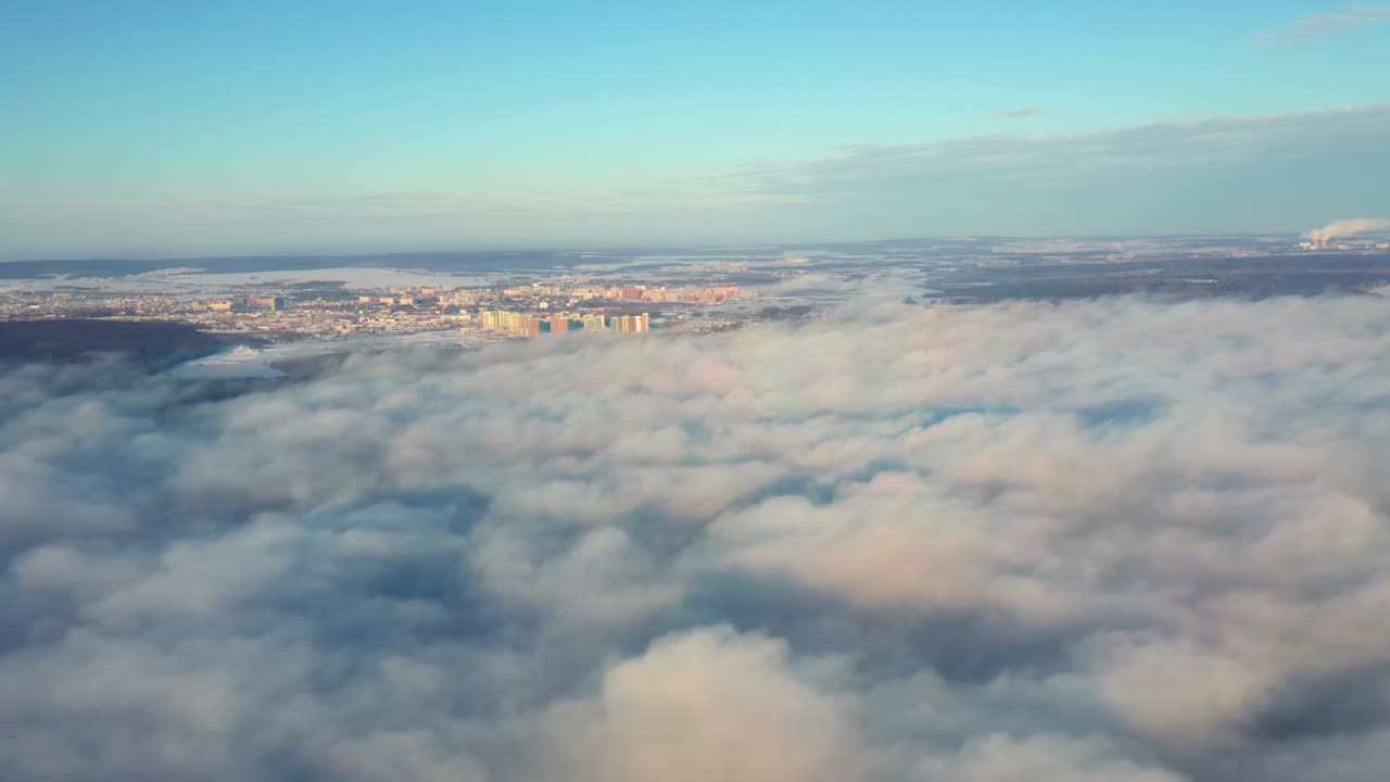 vista aérea del paisaje de la ciudad, cielo azul brillante en el fondo. amanecer con muchas nubes blancas. increíbles nubes esponjosas moviéndose en el cielo.