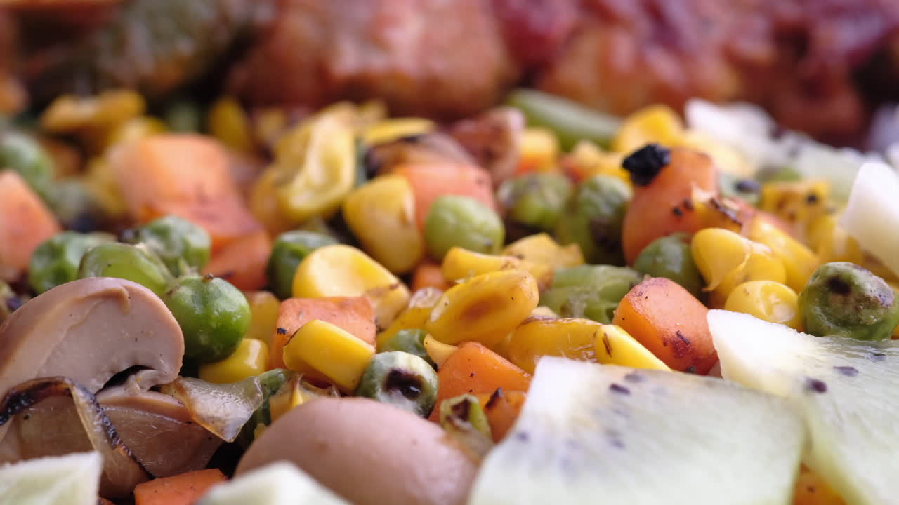 은 구운 채소와 키위