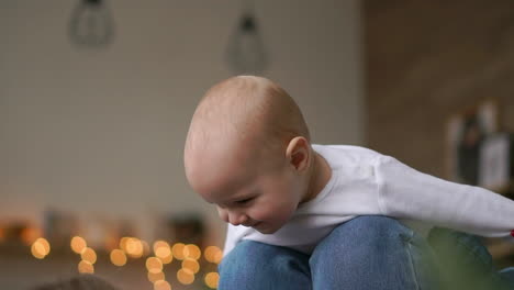 Mutter-Spielt-Mit-Baby-Im-Weißen-Tanktop,-Das-Auf-Dem-Bett-Liegt,-Baby-Fliegt-Und-Lacht.-Zeitraffer-Des-Gemeinsamen-Spielens-Von-Mutter-Und-Kind.-Flugsimulation