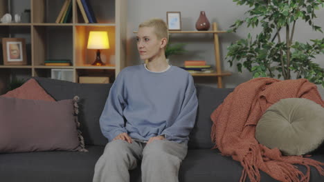 mujer relajándose en un sofá en casa