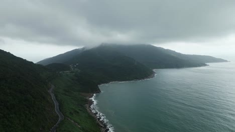 Straße-Zum-Nebligen-Berggipfel-In-Vietnam