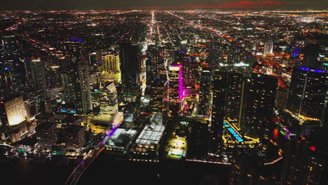 el distrito financiero de miami por la noche.