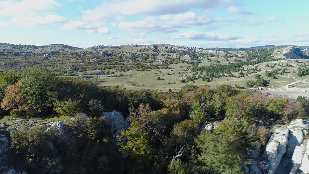 vista aérea de un paisaje montañoso