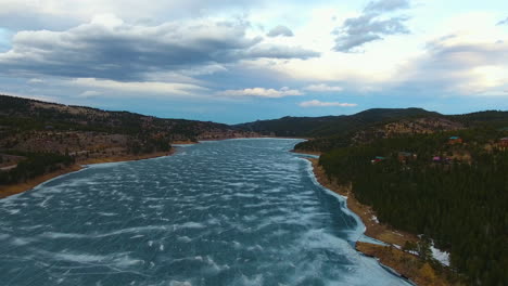 Imágenes-Aéreas-Del-Embalse-Congelado-De-Barker-Meadows-En-Nederland-Colorado