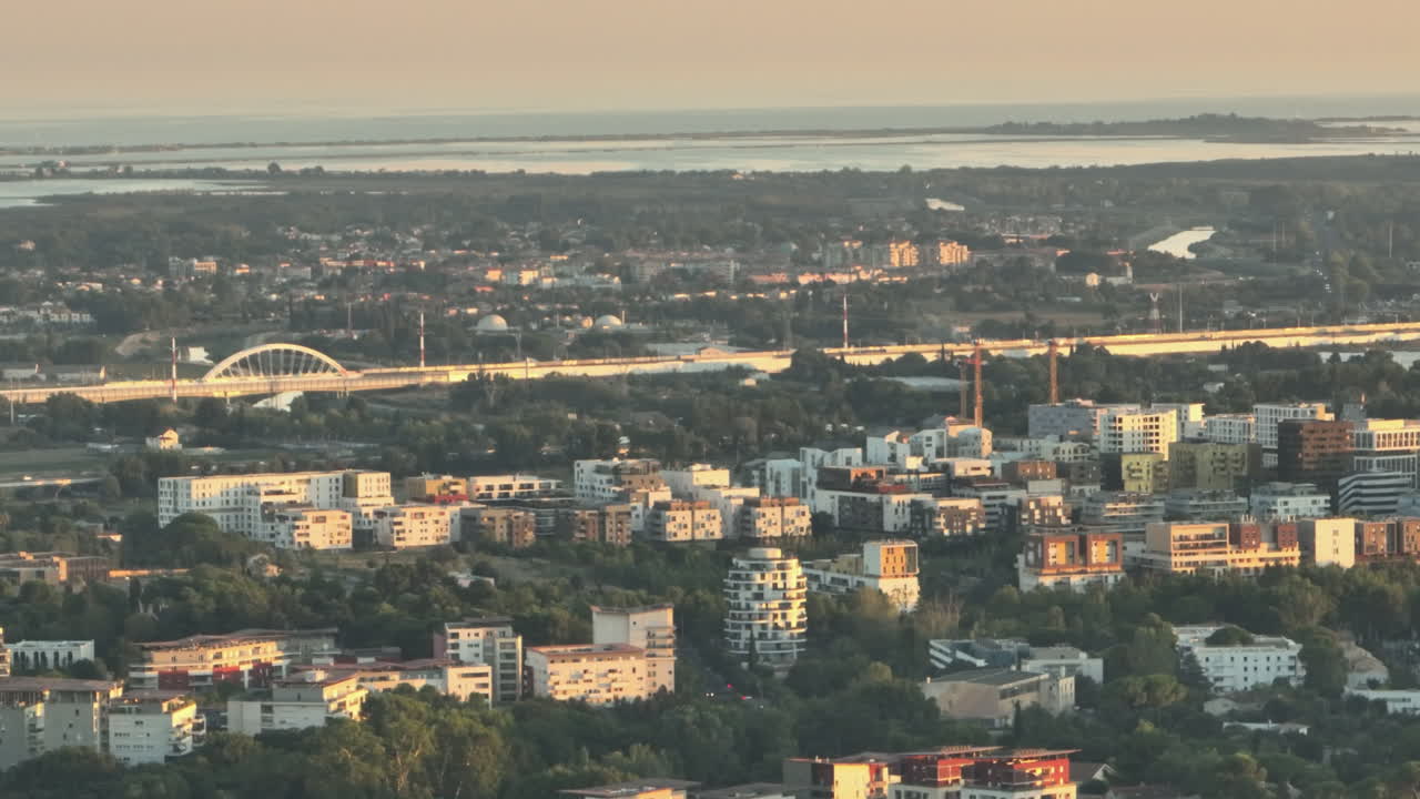 la noche desciende sobre el distrito contemporáneo de montpellier, abrazando el tren