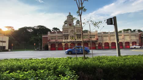 Gimbal-Aufnahme-Der-Zentralen-Feuerwache-Und-Fahrender-Fahrzeuge-Auf-Der-Straße,-Tagsüber-In-Singapur