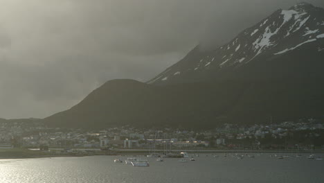 Hafen-In-Der-Kleinen-Stadt-Mit-Bergen