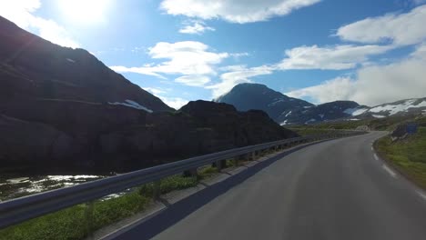 Conducir-Un-Coche-En-Una-Carretera-En-Noruega