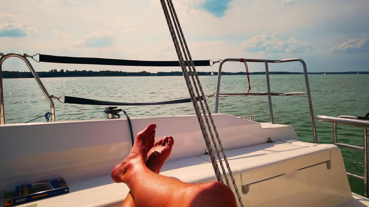 아름 다운 섬과 산 평온한 개념에 모터 보트에 총 편안한 여행자 남자 다리를 닫습니다