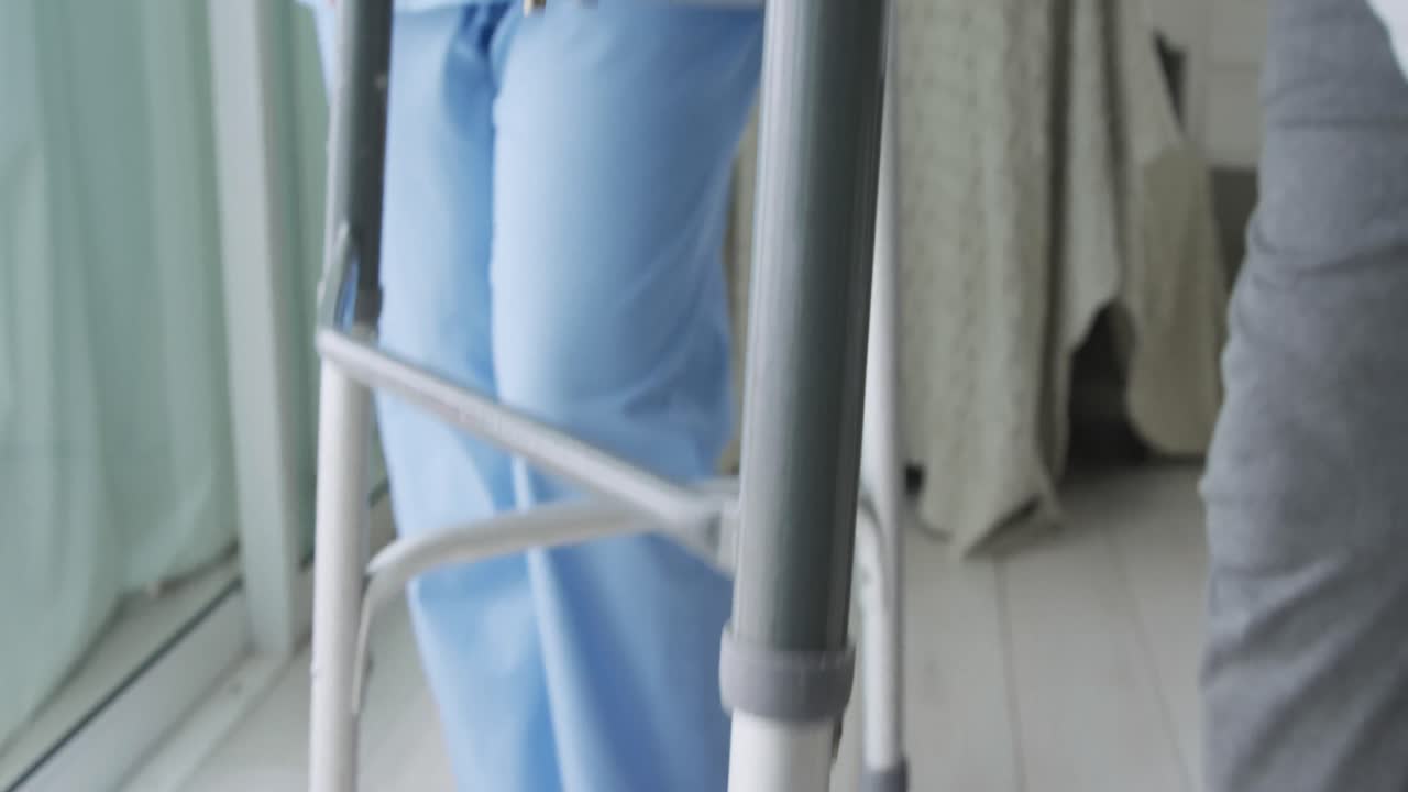 ⁇ 는 프레임을 사용하는 성숙한 남자