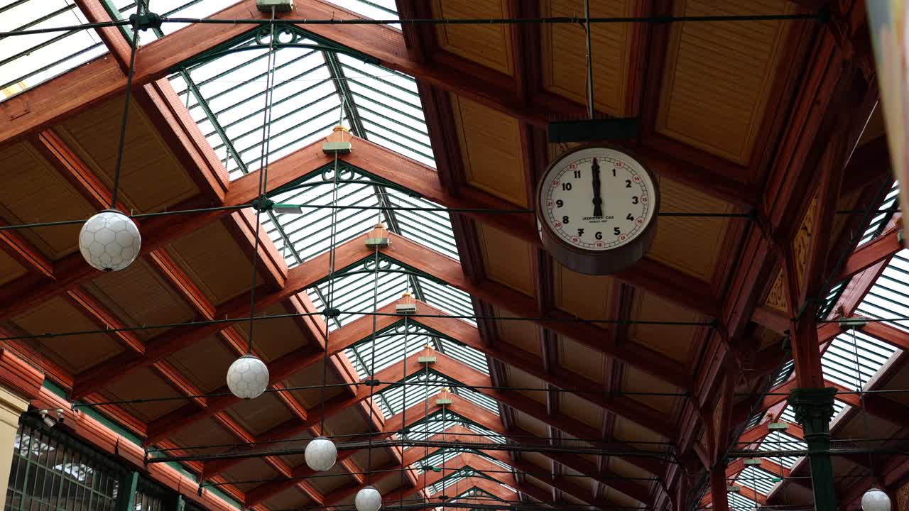 reloj colgado del techo en la estación de tren de masaryk interior al mediodía, praga