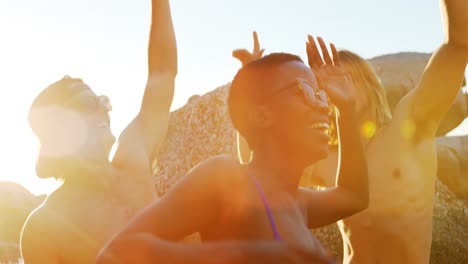 grupo de amigos divirtiéndose en la playa 4k