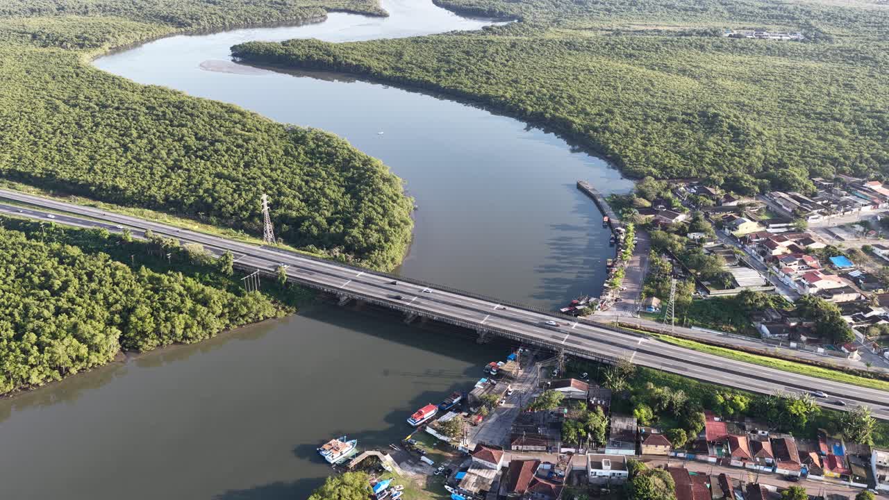 Rio Itanhaém em Itanhaém, São Paulo, Brasil. Paisagem da Mata Atlântica. Skyline do rio. Viagem tropical. Rio Itanhaém em Itanhaém, São Paulo, Brasil. Cenário ao ar livre