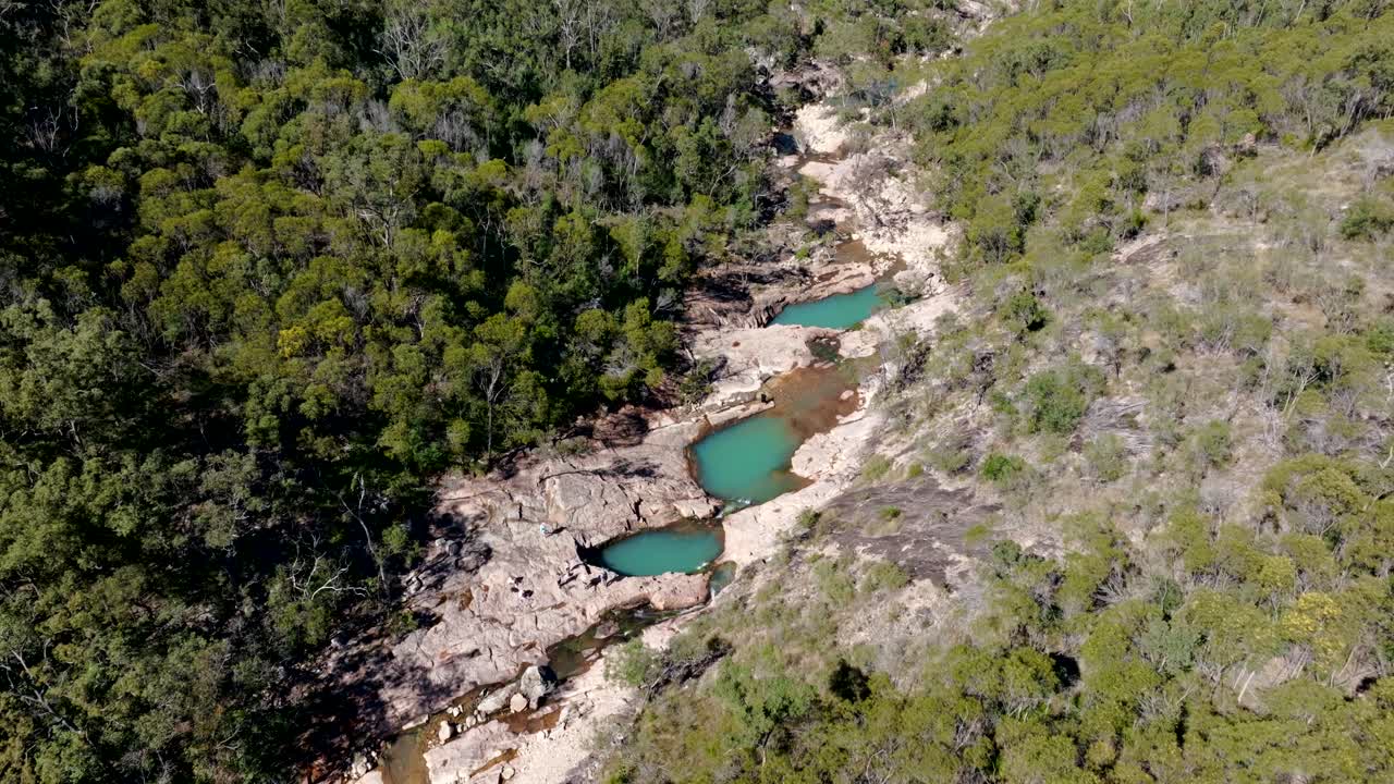 imágenes aéreas de piscinas de roca en tonos aguamarina en el interior de queensland