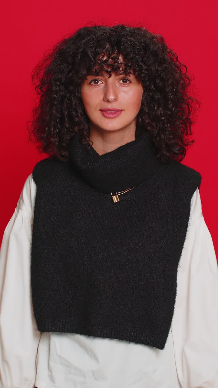 una joven triste pierde siendo sorprendida por los resultados de la lotería mala fortuna pérdida mala suerte noticias de la fortuna