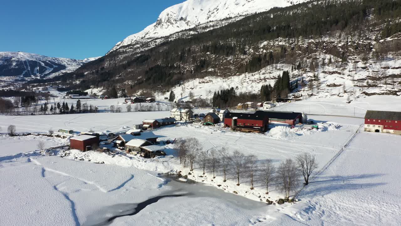 vista exterior invernal de la granja smalahovetunet lono en voss - famosa por cabeza de oveja especial culinaria y fiestas navideñas en la granja - noruega día soleado antena