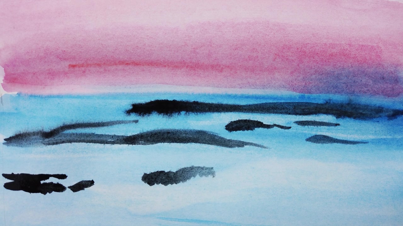 Desenhando em papel com tintas aquarela.
