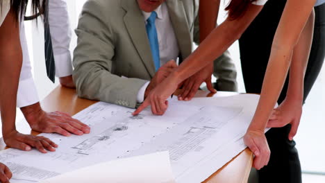 equipo de arquitectos mirando los planos