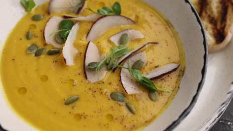 sopa de coco de calabaza cremosa con pan tostado