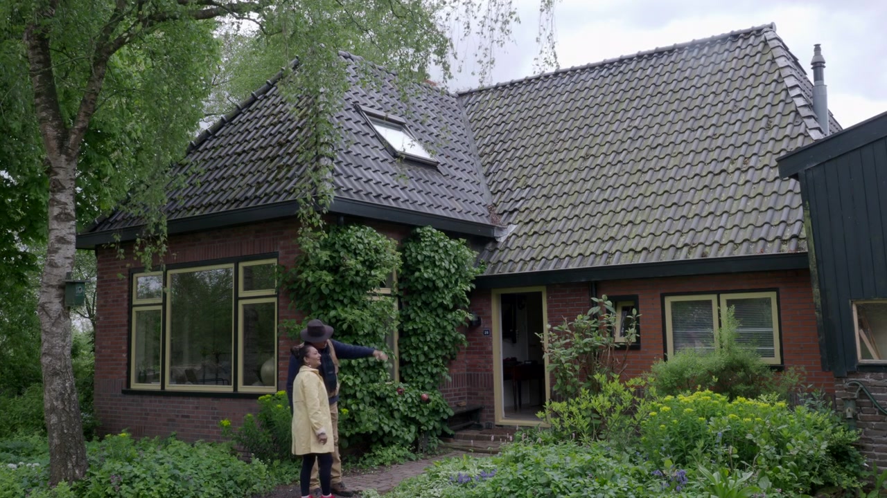 En ejendomsmægler viser ejendommen, der er til salg, til en asiatisk kvindelig køber i Midwolde, Holland. Den mandlige asiatiske ejer viser ejendommen, der er til salg, til en indisk kvindelig køber.