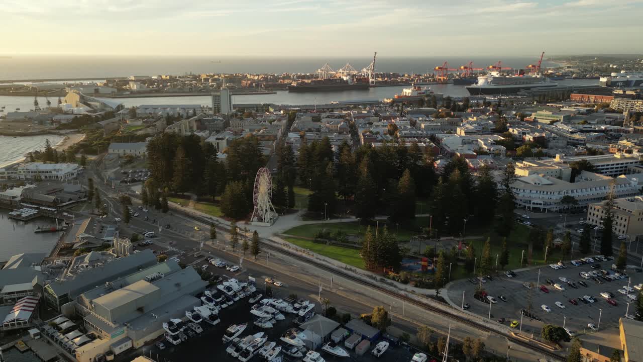 el puerto de fremantle y sus alrededores al atardecer, perth en australia occidental