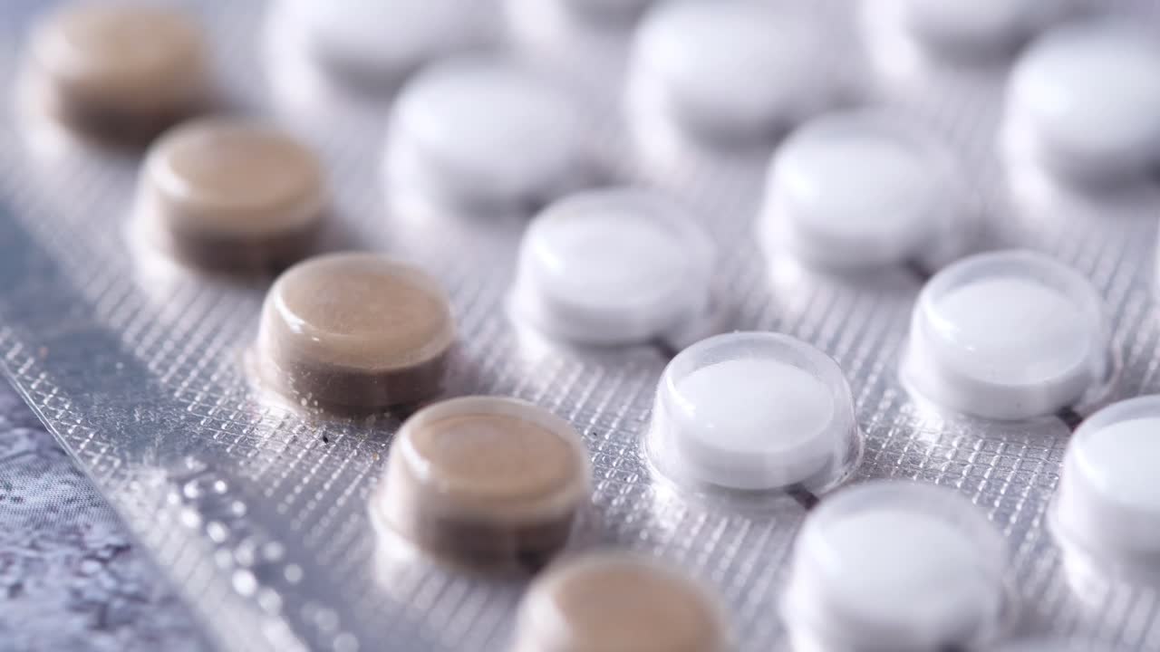 임신 방지 약을 블리스터 패키지에 넣는 것