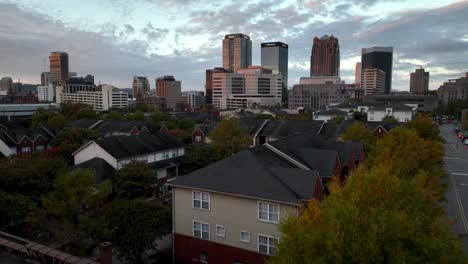 Luftstoß-Im-Herbst-Auf-Die-Skyline-Von-Birmingham,-Alabama-Mit-Herbstblättern