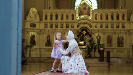 madre e hija en la iglesia