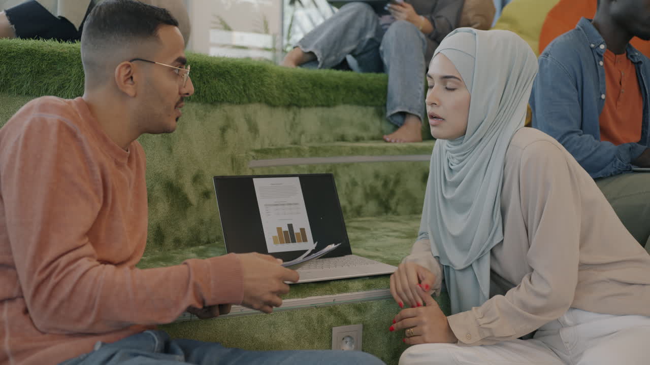 discusión de negocios en la oficina moderna