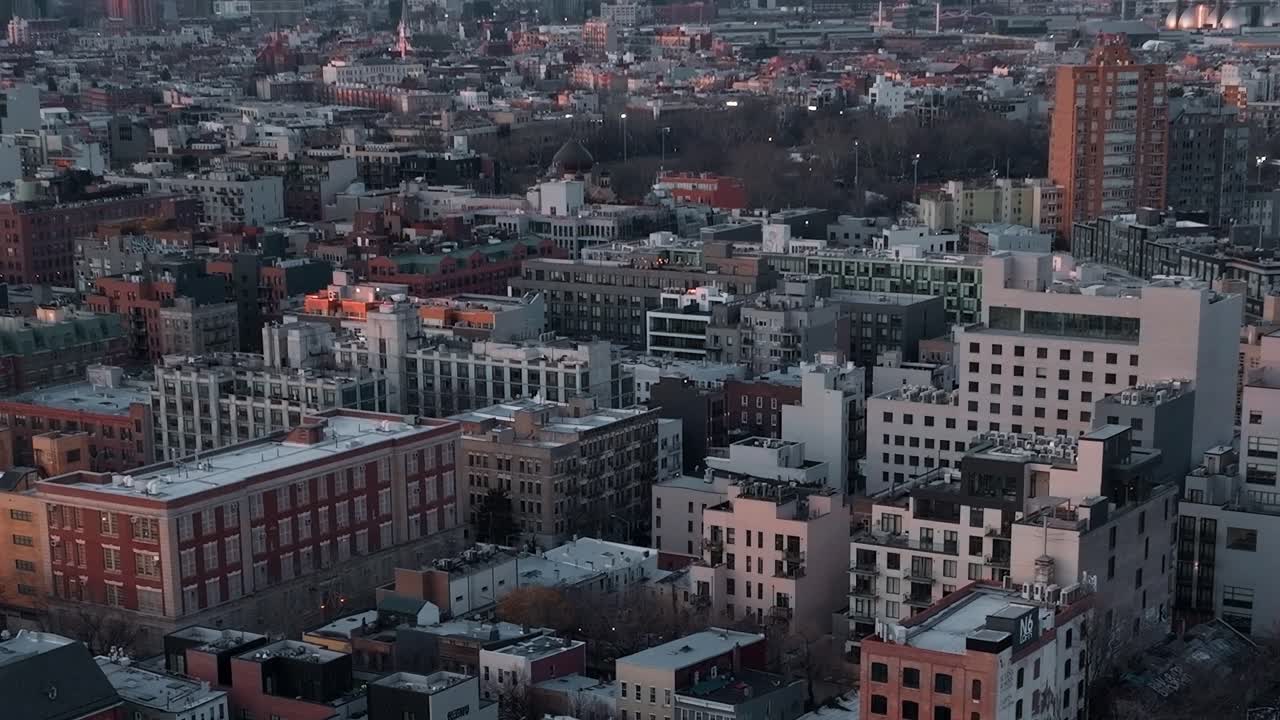 Stadssiluett i solnedgången med byggnader och ljus i New York