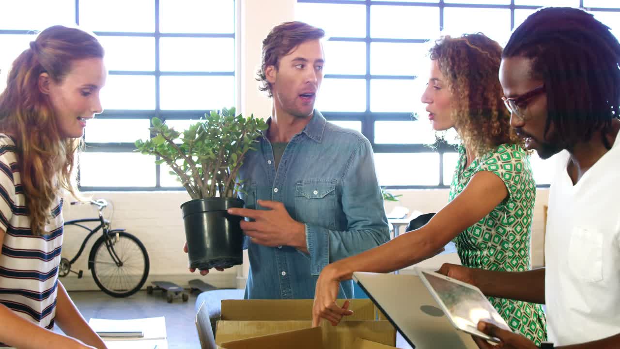 ejecutivos desempaquetando las cajas en la nueva oficina