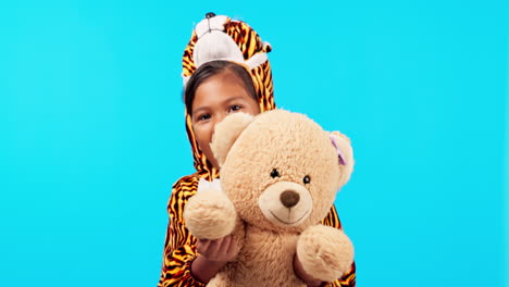 feliz, cara y un niño con un oso de peluche