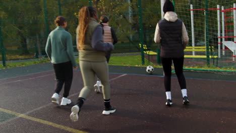 mujeres jugando al fútbol