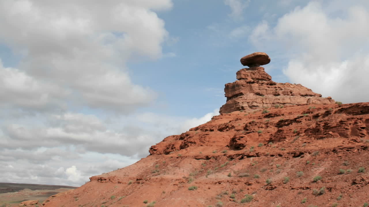nubes de tormenta pasan sobre una pequeña torre de roca en el cañón del sombrero mexicano