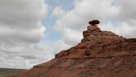 Nubes-De-Tormenta-Pasan-Sobre-Una-Pequeña-Torre-De-Roca-En-El-Cañón-Del-Sombrero-Mexicano