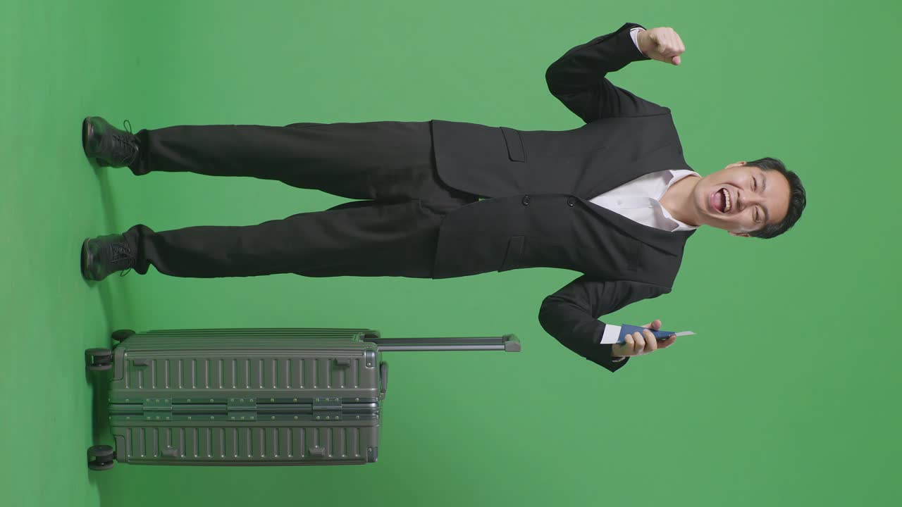 짐 과 여권 을 가진 흥분 한 사업가