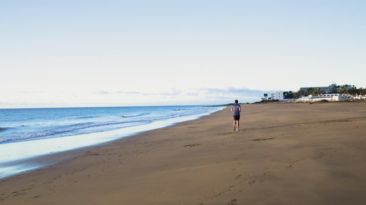 persona corriendo en una playa