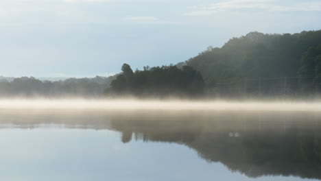 Zeitlupenaufnahme-Des-Morgennebels-Auf-Dem-Wasser