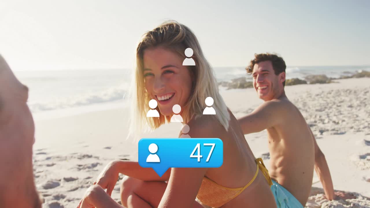 Pareja relajándose en la playa, observando una burbuja que cuenta los seguidores en redes sociales, con un amigo uniéndose.