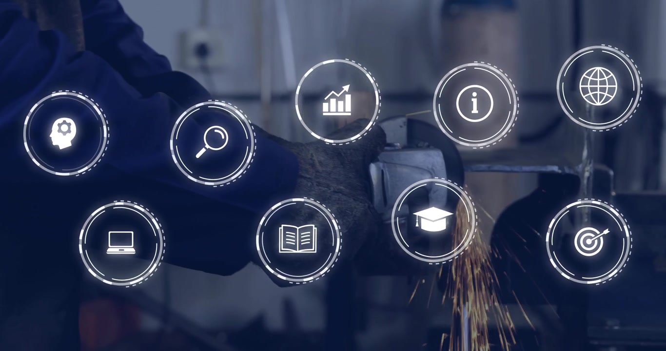 Metalmeccanico che ispeziona un pezzo in lavorazione mentre icone scorrono e metallo viene smerigliato per una visualizzazione di dati industriali