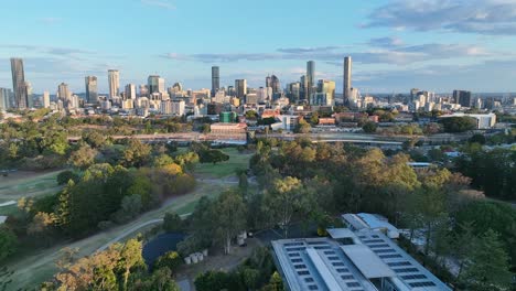 la universidad de tecnología de queensland fue disparada por un dron.