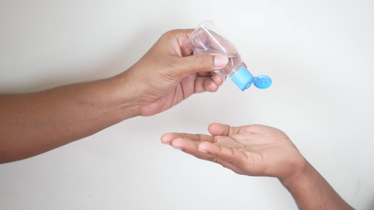 aplicación de desinfectante para las manos