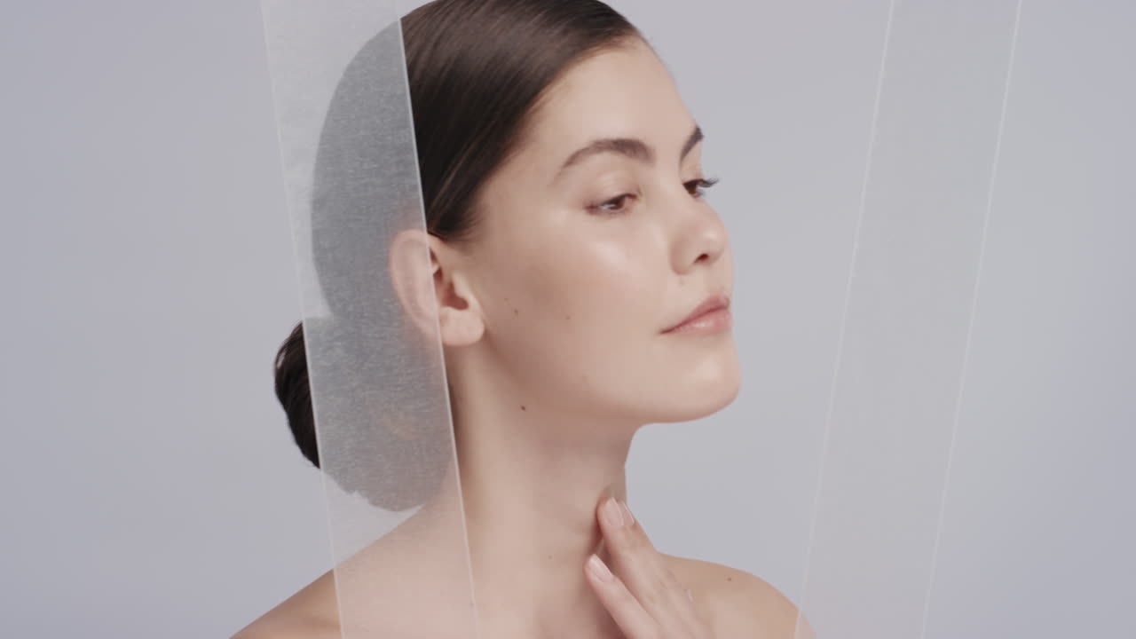 초상화 아름다운 백인 여성의 손은 건강한 피부를 만지고 부드러운 실크 같은 부드러운 피부를 만지고  ⁇ 색 배경에 완벽한 자연적인 아름다움을 즐기고 피부 관리 개념