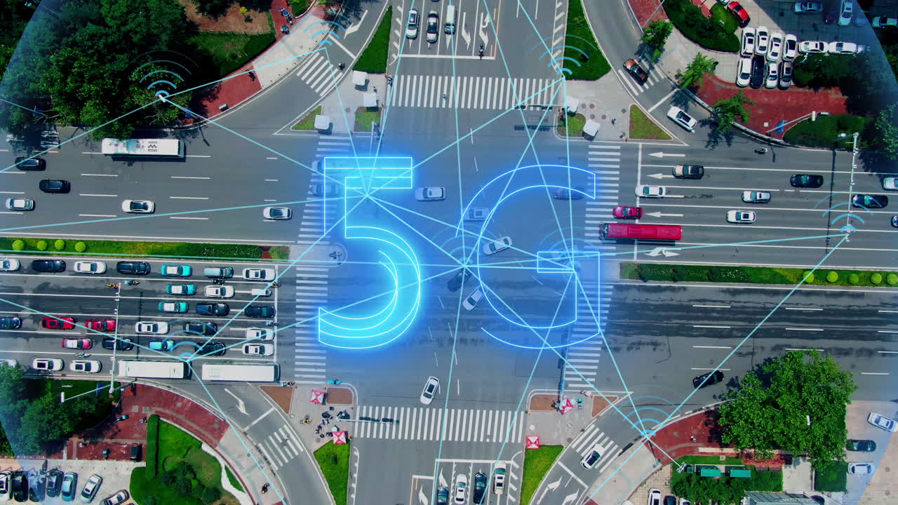 Trasporto intelligente nell'era 5G, 5G, IoT, trasporto intelligente, vista aerea di auto sulla strada.