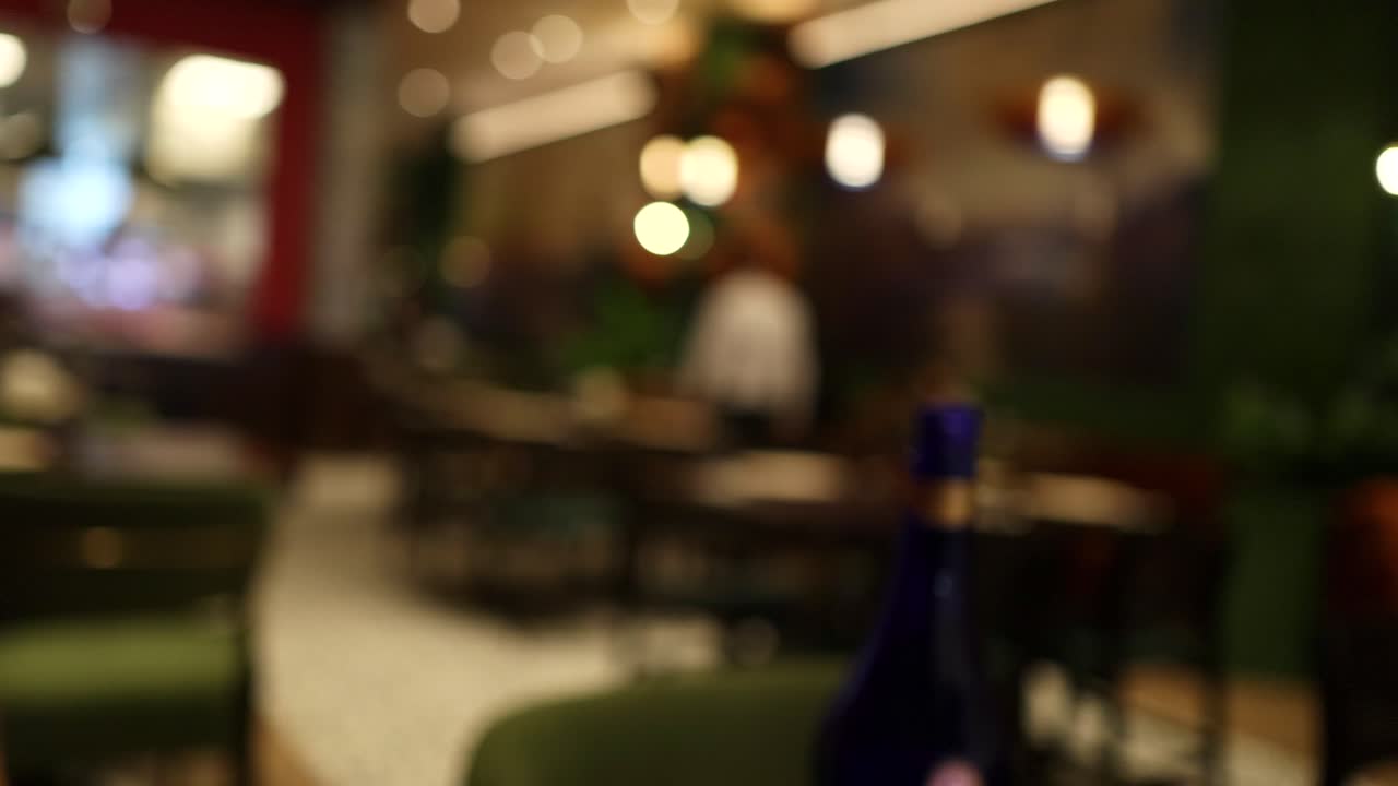 레스토랑 내부의 흐릿한 시각