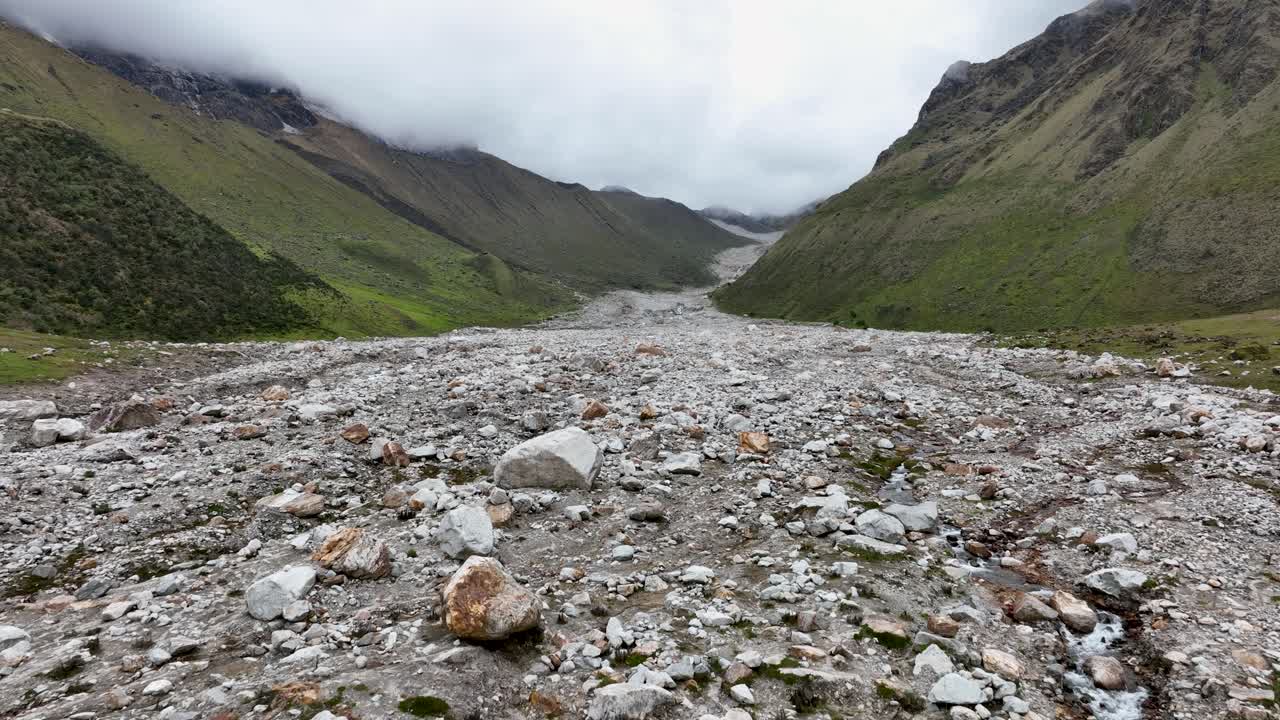 vista aérea de drones en la parte superior de salkantay trek desde cusco a machu picchu en los andes peruanos durante una mañana soleada y nublada, perú, américa del sur, el camino en salkantay trek, perú